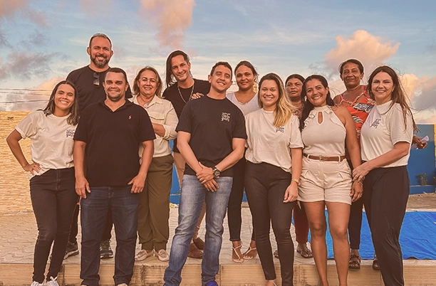 Grupo de pessoas reunidas em registro institucional do Instituto Milagres