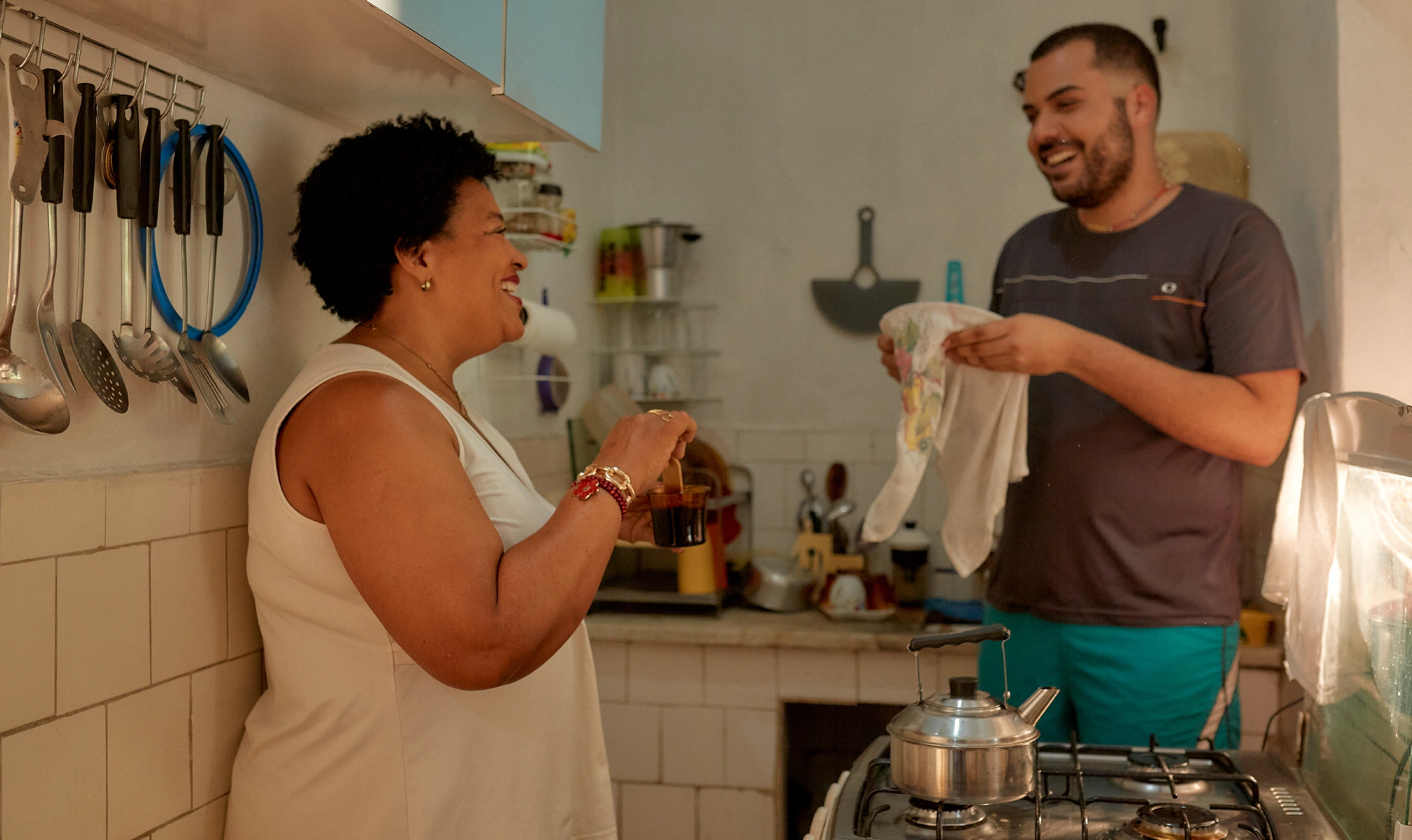 Conversa em uma cozinha iluminada naturalmente, fotografia de referência da marca