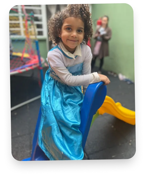 Criança sorrindo em um espaço de atividades